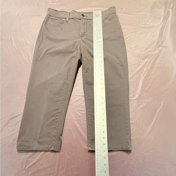 NYDJ Tan/Khaki Knee Length Straight Leg Chinos Classic Capri Size 10 - Picture 6 of 8